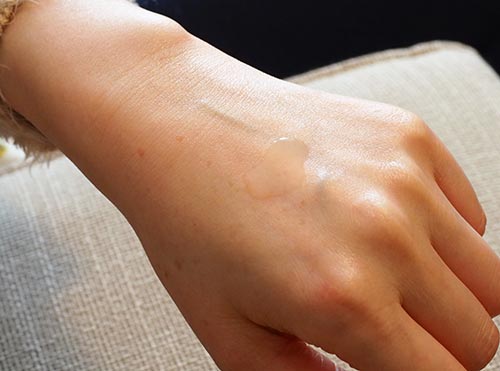 アクアフォースを手の甲に垂らした画像