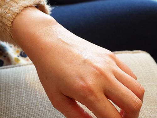 アクアフォースを手の甲に垂らしてから5秒後