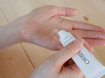 orbisu-white-model-hand