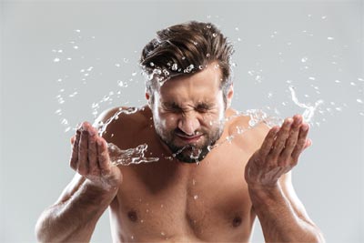 洗顔する男性