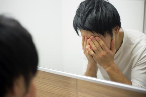 洗顔する旦那