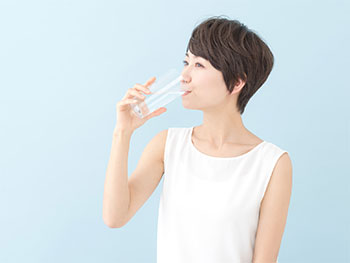 オルビス ディフェンセラを飲む女性